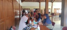 Lansia Ikuti Skrining Kesehatan dalam Rangka Mendukung Germas di Balai Kalurahan Giripanggung